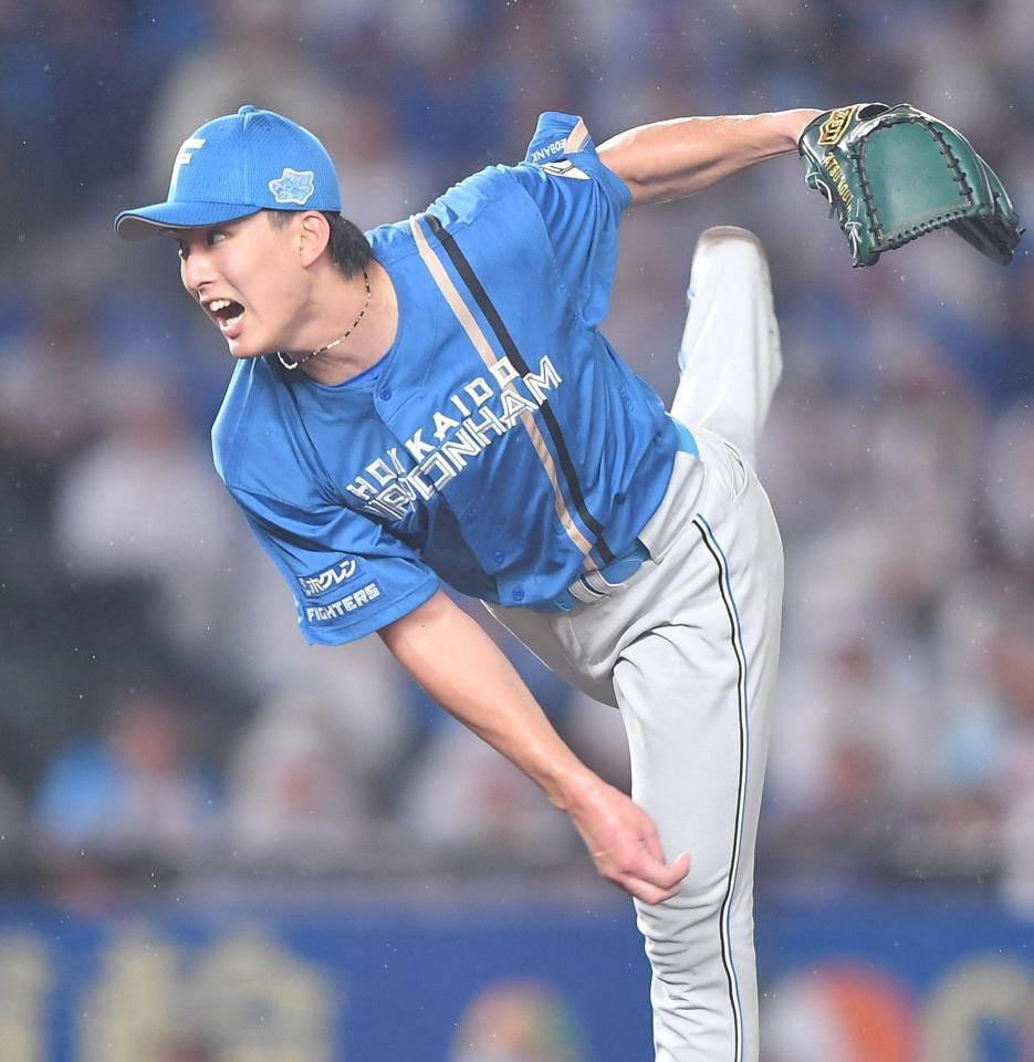 　雨のマウンドで力投する達（撮影・開出牧）
