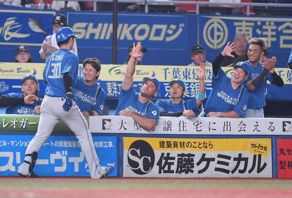 　２回、先制の左越えソロを放ちナインとタッチを交わす郡司（左手前）＝撮影・開出牧