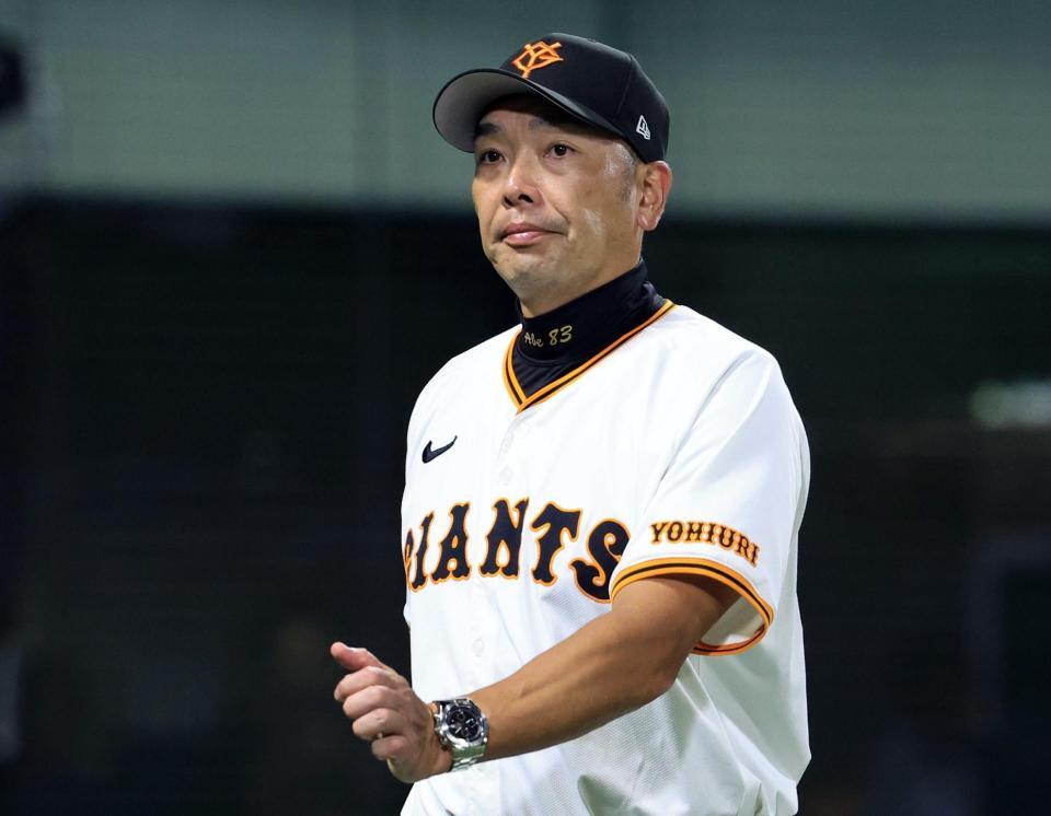 　５回を終え、選手交代を告げた阿部監督