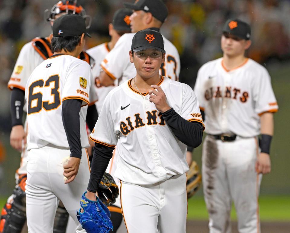 　４回途中、降板する巨人先発の又木（中央）