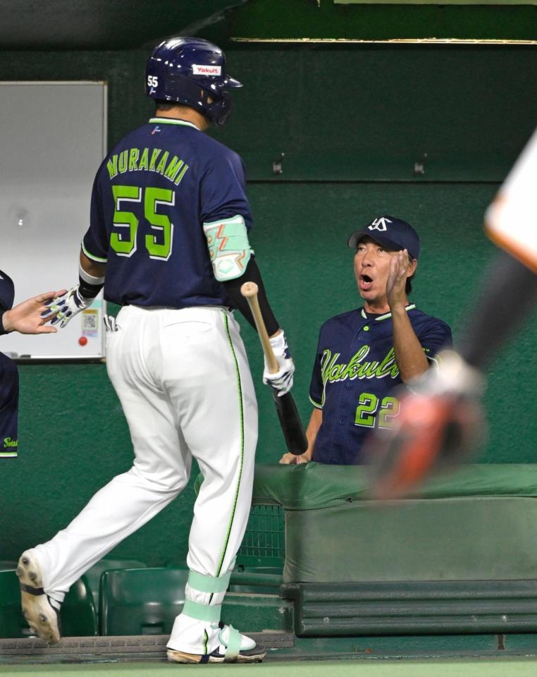 　１回、先制２ランを放った村上（左）を迎える高津監督