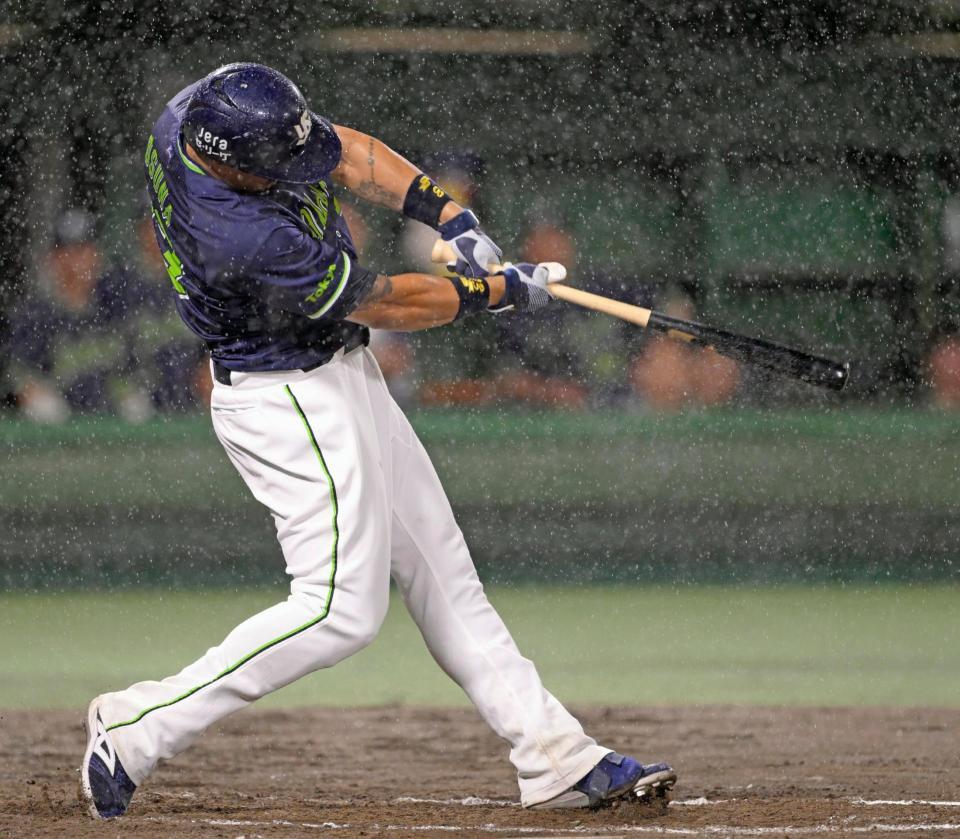 　８回、オスナが左越えに２ランを放つ