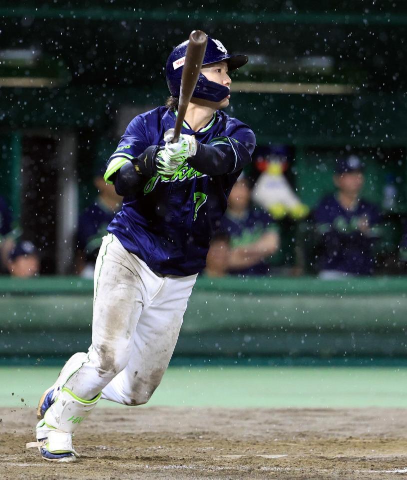 　４回、長岡が右中間に２点二塁打を放つ