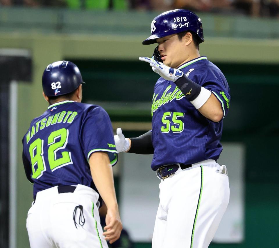 　１回、先制２ランを放ち、コーチとタッチを交わす村上