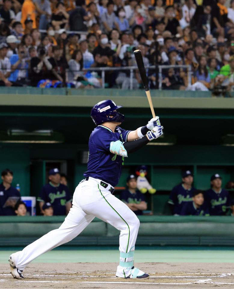 　１回、村上が左中間に先制２ランを放つ