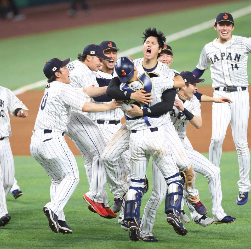 　前回のＷＢＣ決勝。世界一に輝き、抱き合い喜ぶ大谷翔平（中央）ら侍ジャパン＝２３年３月