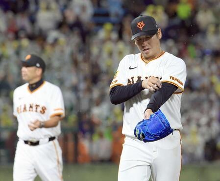 　４回途中でマウンドを降りる又木。左は阿部監督