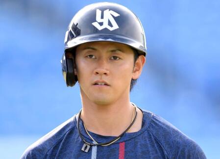 ヤクルト 七回に痛恨守備ミス 平凡な飛球を中堅手・岩田がまさかの落球 スタンド騒然