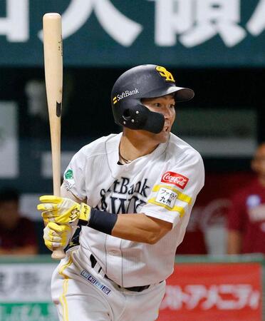 ２回、中村が右前に適時打を放つ