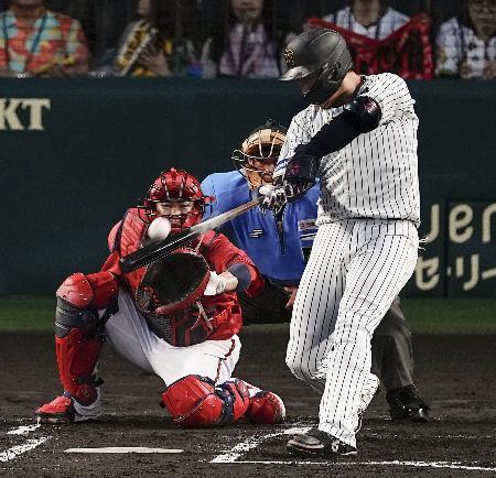 　１回阪神無死、大山が左越えに満塁本塁打を放つ。捕手坂倉＝甲子園