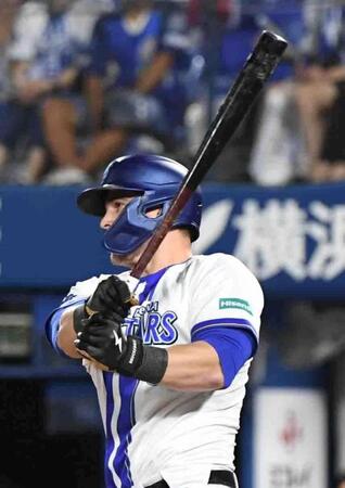 ６回、オースティンは中前に勝ち越し適時打を放つ（撮影・佐藤厚）