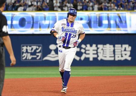 ６回、筒香は左越えに１５号同点ソロを放つ（撮影・佐藤厚）