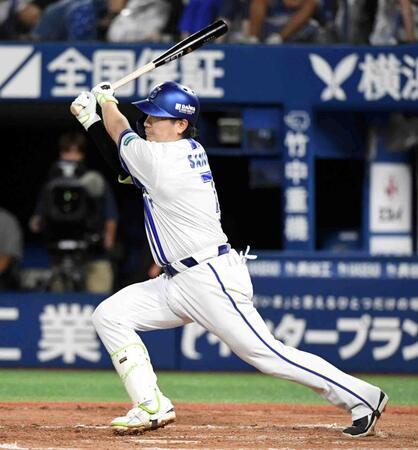 ７回、佐野は右前適時打を放つ（撮影・佐藤厚）