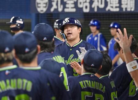 ９回、３ランを放ちタッチを交わす村上