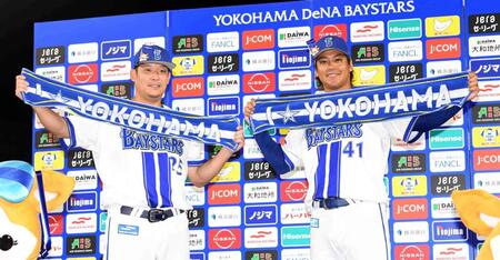 お立ち台で笑顔を見せる筒香（左）と移籍後初勝利の佐々木（撮影・佐藤厚）