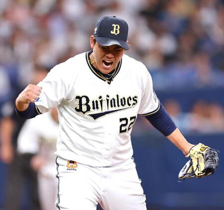 ６回、九里は田宮を空振り三振に打ち取りガッツポーズを見せる（撮影・山口登）