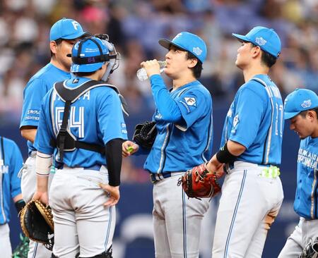 ５回、守備の乱れ先制を許し北山（中央）らナインはマウンドに集まる（撮影・山口登）