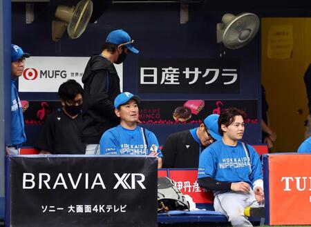 オリックスに敗れ、ベンチを後にする新庄監督（中央）＝撮影・山口登