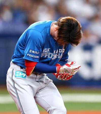 ８回、死球を受ける五十幡（撮影・山口登）