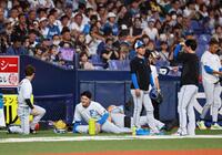 アップする清宮幸（左から２人目）ら日本ハムナイン（撮影・山口登）