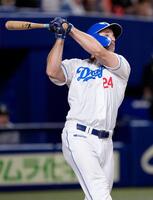 ５回、ボスラーが右越えに先制本塁打を放つ