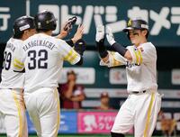 １回、先制３ランを放ち、タッチを交わす牧原（右）