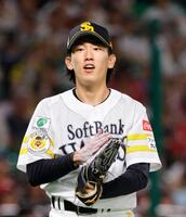 ４回、楽天を三者凡退に抑え、グラブをたたく大津