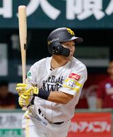 ２回、中村が右前に適時打を放つ