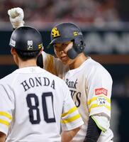 ４回、適時打を放ちガッツポーズする石塚