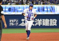 ６回、筒香は左越えに１５号同点ソロを放つ（撮影・佐藤厚）