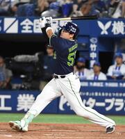 ９回、村上は中越えに１８号３ランを放つ（撮影・佐藤厚）