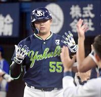 ９回、村上は中越えに１８号３ランを放つ（撮影・佐藤厚）