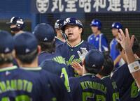 ９回、３ランを放ちタッチを交わす村上