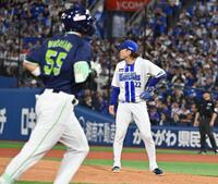 ９回、村上（手前）に３ランを浴びた入江