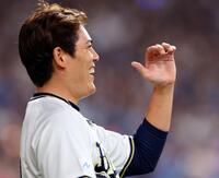 １回、九里は好守を見せた広岡を笑顔で迎える（撮影・山口登）