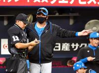 ７回、投手交代を告げる新庄監督（撮影・山口登）