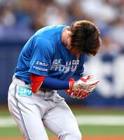 ８回、死球を受ける五十幡（撮影・山口登）