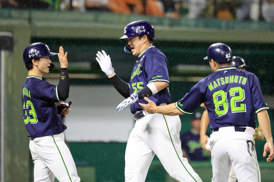 　４回、満塁本塁打を放ち、生還する村上