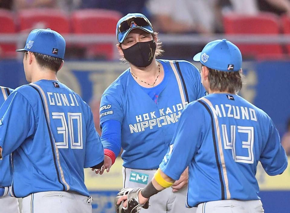 　郡司（左）らナインを迎える新庄監督