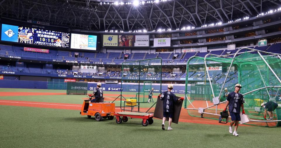 日本ハムナインの到着が遅れ、試合開始が１９時１５分とアナウンスされた京セラドーム大阪（撮影・山口登）