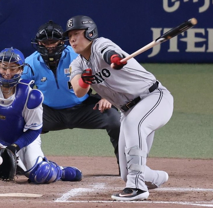 ８回、空振り三振に倒れる岡本