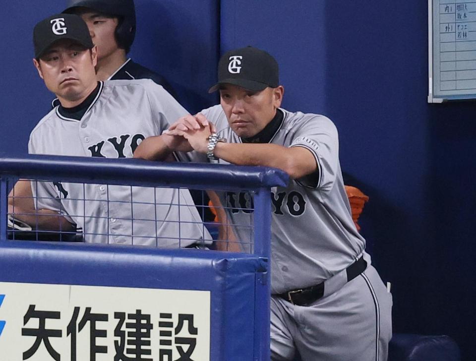 ７回表、厳しい表情で戦況を見守る阿部監督（右）