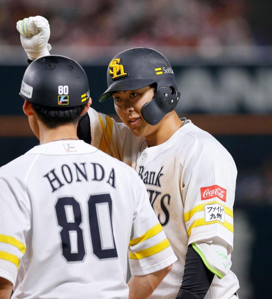 ４回、適時打を放ちガッツポーズする石塚