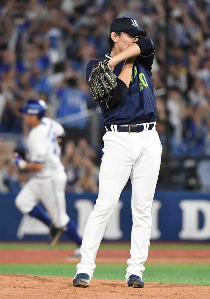 ６回、高梨は筒香（左）に同点ソロを打たれる（撮影・佐藤厚）