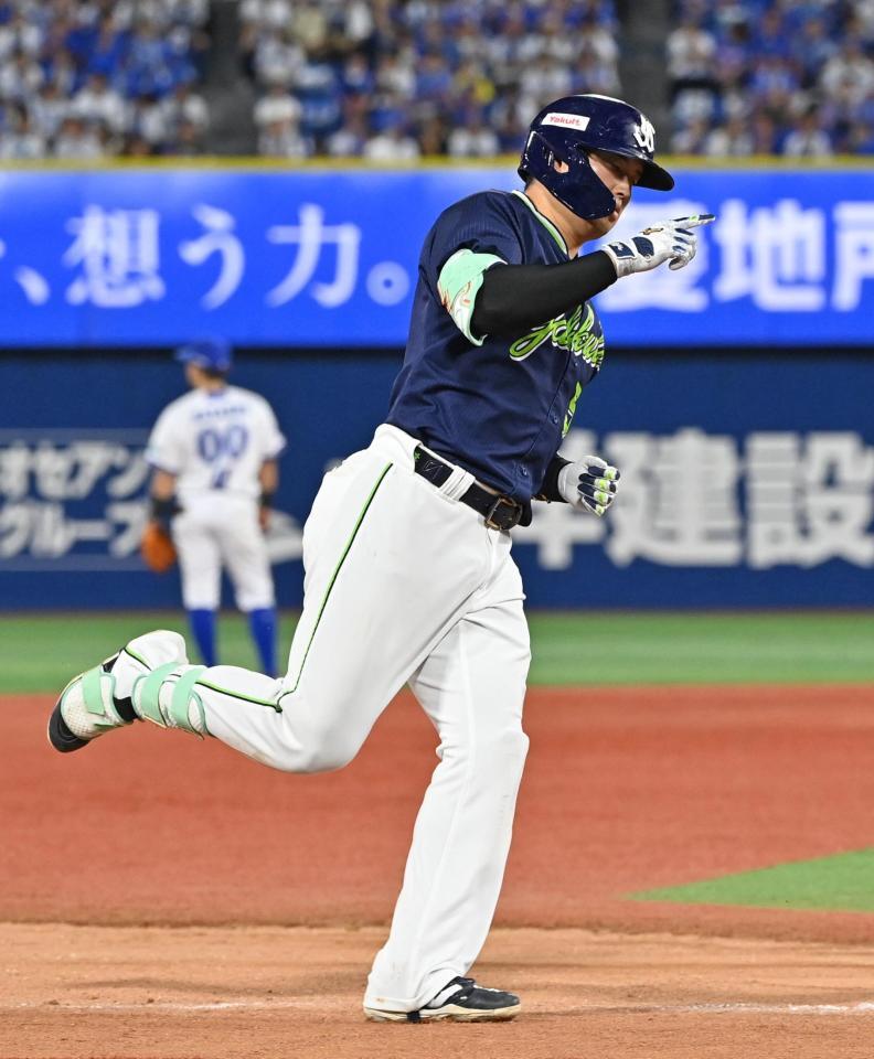 ９回、３ランを放ち塁を回る村上