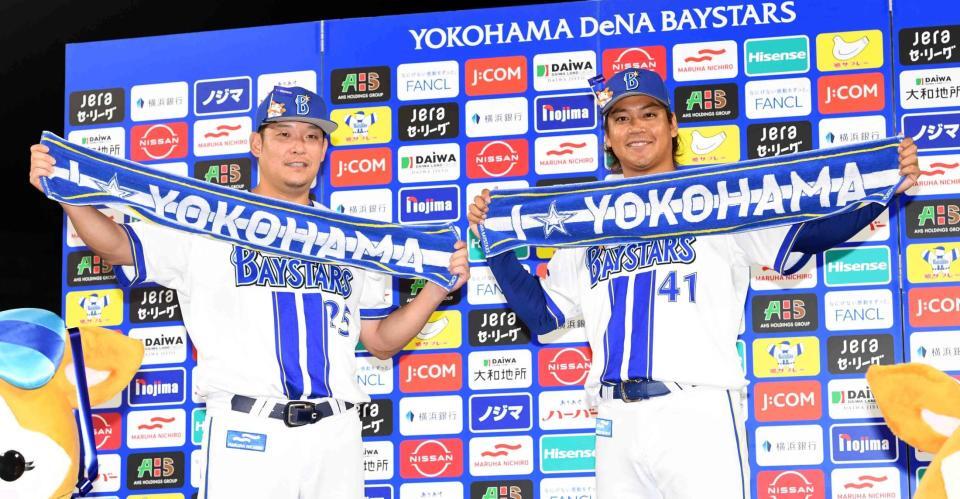 お立ち台で笑顔を見せる筒香（左）と移籍後初勝利の佐々木（撮影・佐藤厚）