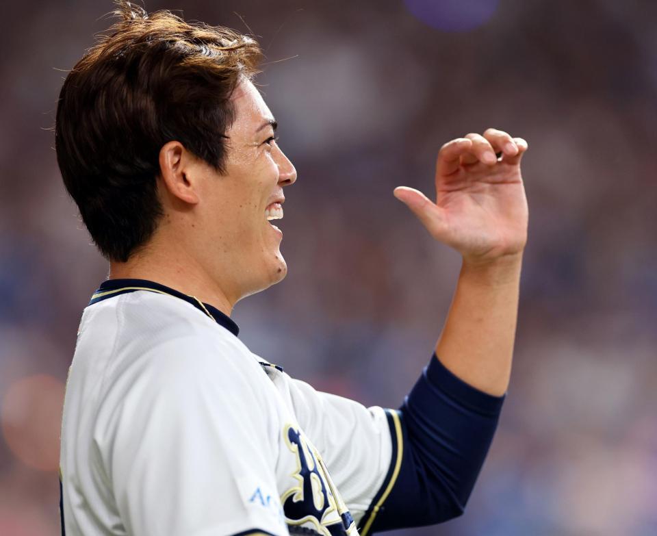 １回、九里は好守を見せた広岡を笑顔で迎える（撮影・山口登）