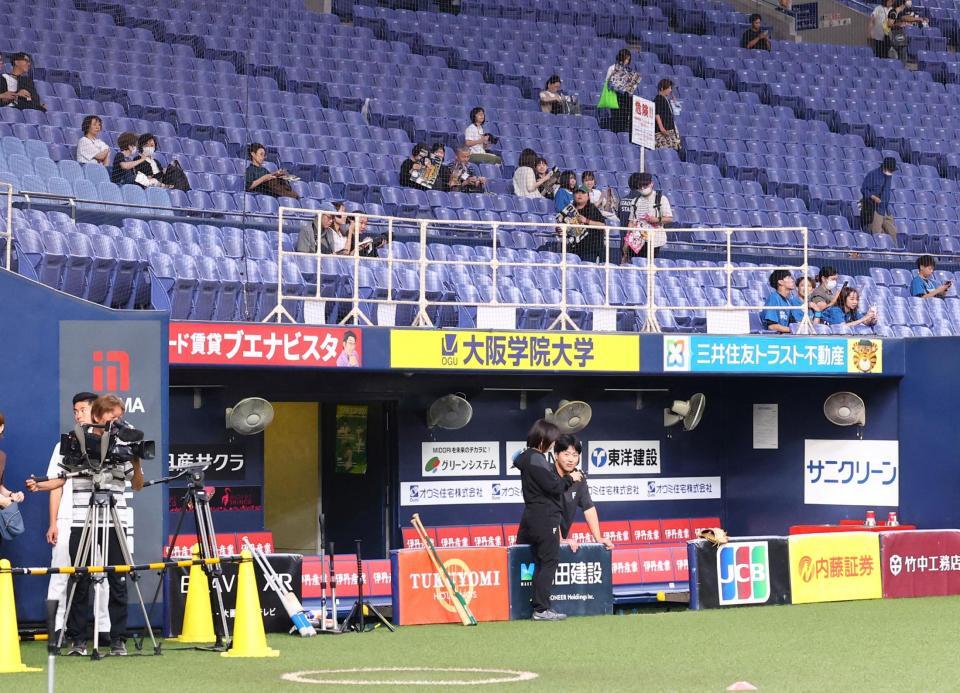 　台風の影響で到着が遅れ、開場後も、ベンチには日本ハムナインの姿は見られず（撮影・山口登）