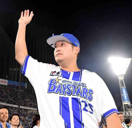 　歓声に手を上げて応える筒香（撮影・佐藤厚）