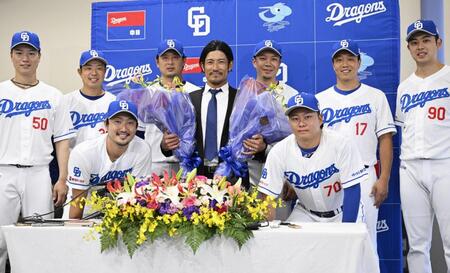 　今季限りでの現役引退を表明し、ナインと記念写真に納まる中日の祖父江大輔投手（中央）＝５日、バンテリンドーム